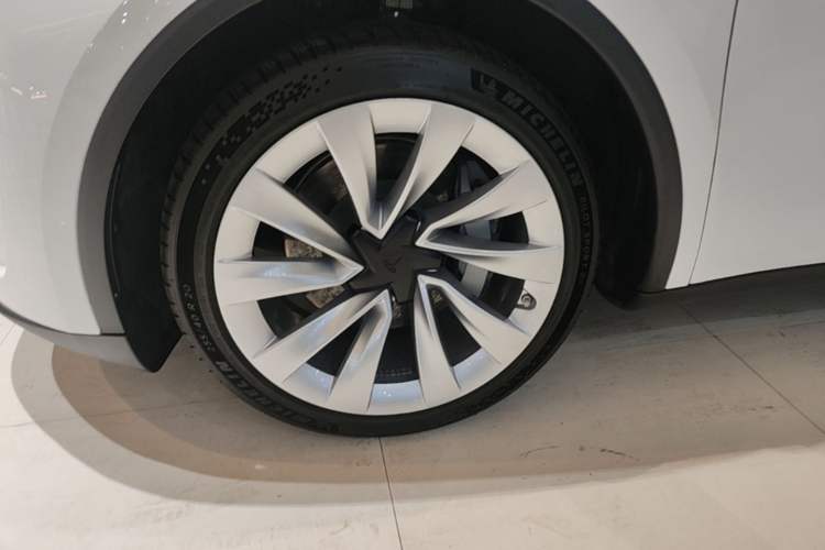 Used Tesla Model Y 2025 Updated Version Long-Range All-Wheel Drive Left Front Wheel Hub