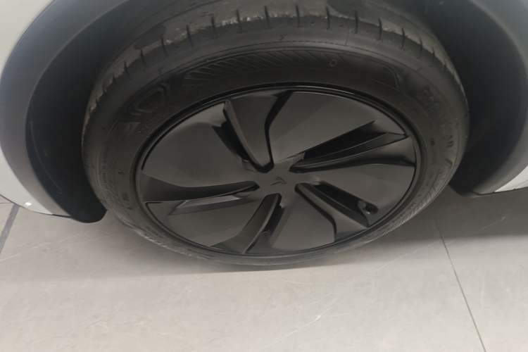 Used Tesla Model Y 2025 Rear-Wheel Drive First Edition Left Front Wheel Hub