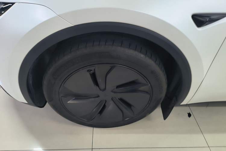 Used Tesla Model Y 2025 Long-Range All-Wheel Drive First Edition Left Front Wheel Hub