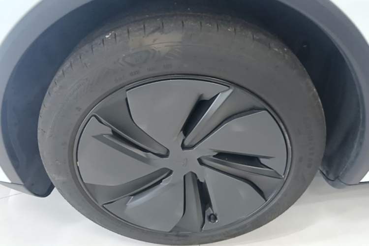 Used Tesla Model Y 2025 Rear-Wheel Drive First Edition Left Front Wheel Hub