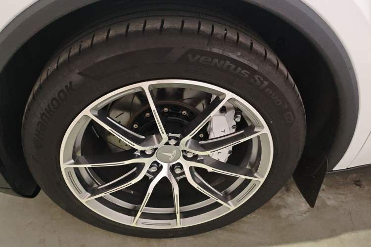 Used Tesla Model Y 2025 Long-Range All-Wheel-Drive Version Left Front Wheel Hub