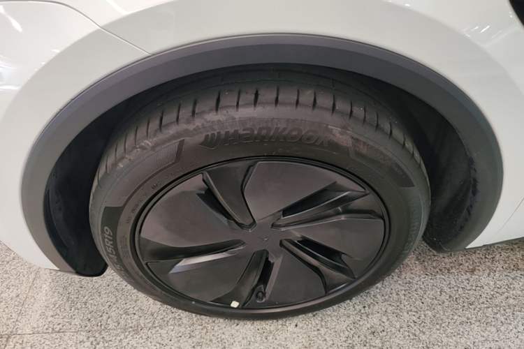 Used Tesla Model Y 2025 Long-Range All-Wheel Drive First Edition Left Front Wheel Hub