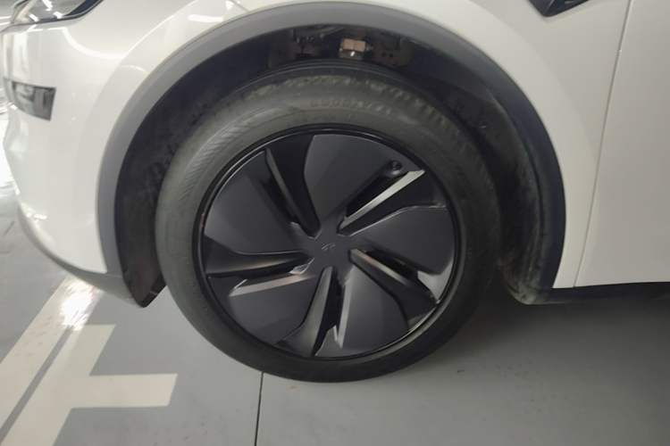 Used Tesla Model Y 2025 Rear-Wheel Drive First Edition Left Front Wheel Hub