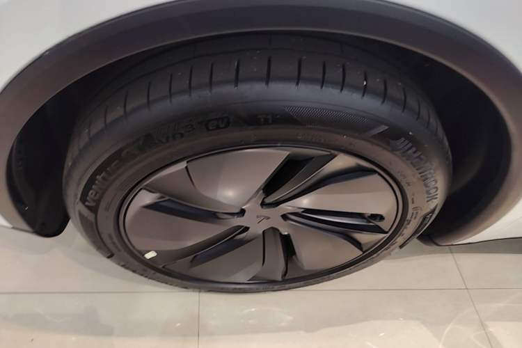 Used Tesla Model Y 2025 Long-Range All-Wheel-Drive Version Left Front Wheel Hub