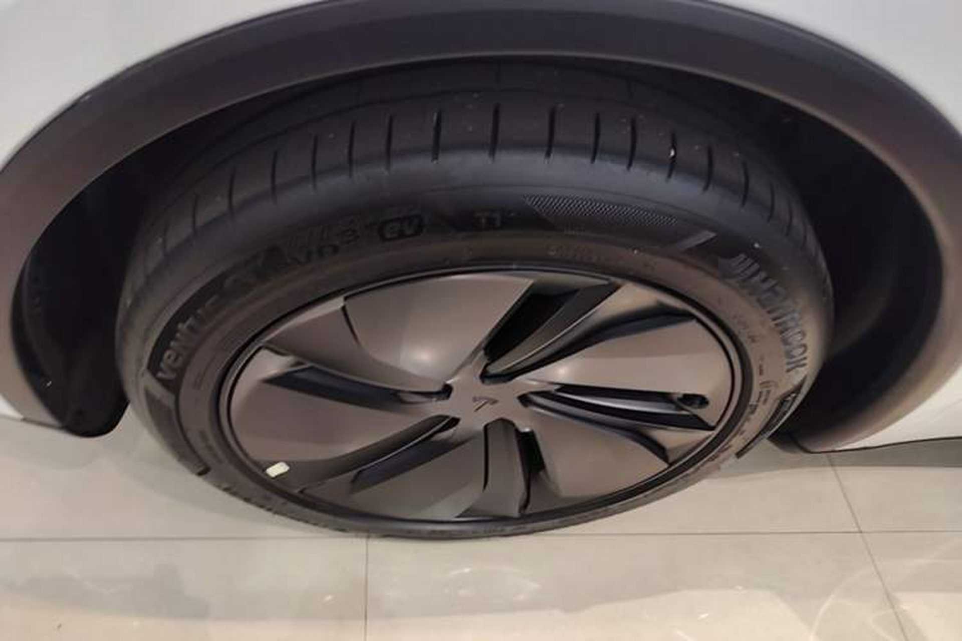 Used Tesla Model Y 2025 Long-Range All-Wheel-Drive Version Left Front Wheel Hub