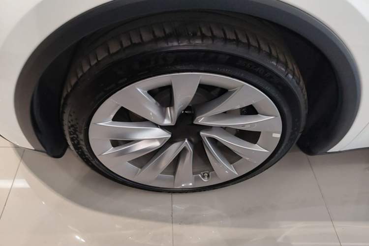 Used Tesla Model Y 2025 Long-Range All-Wheel-Drive Version Left Front Wheel Hub
