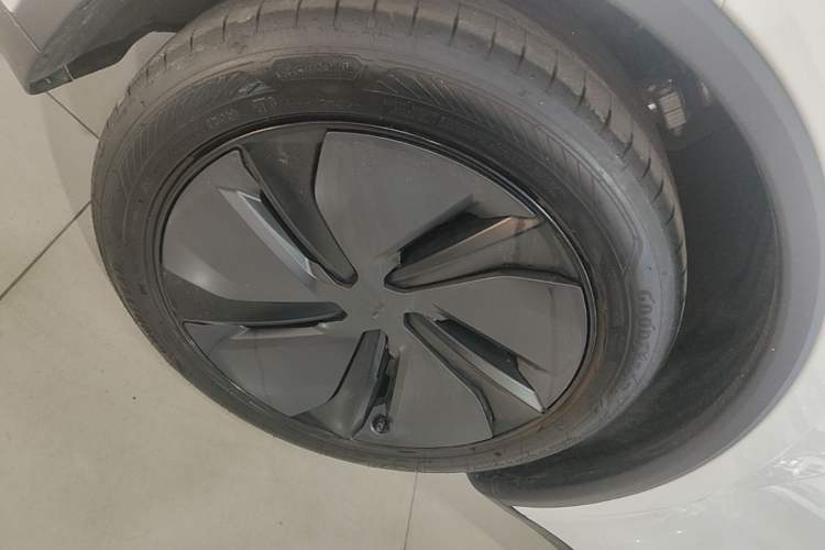 Used Tesla Model Y 2025 Rear-Wheel-Drive Version Left Front Wheel Hub
