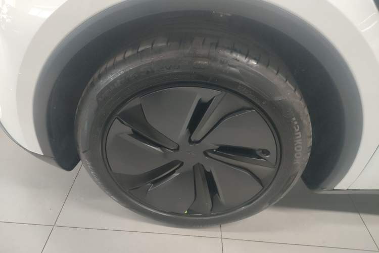 Used Tesla Model Y 2025 Long-Range All-Wheel-Drive Version Left Front Wheel Hub