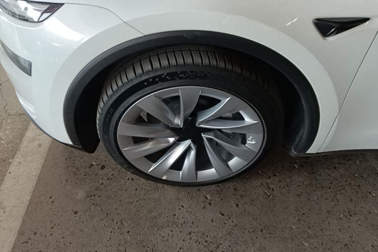 Used Tesla Model Y 2025 Updated Version Long-Range All-Wheel Drive Left Front Wheel Hub