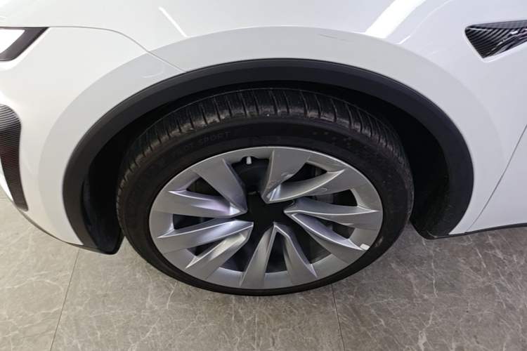 Used Tesla Model Y 2025 Long-Range All-Wheel-Drive Version Left Front Wheel Hub