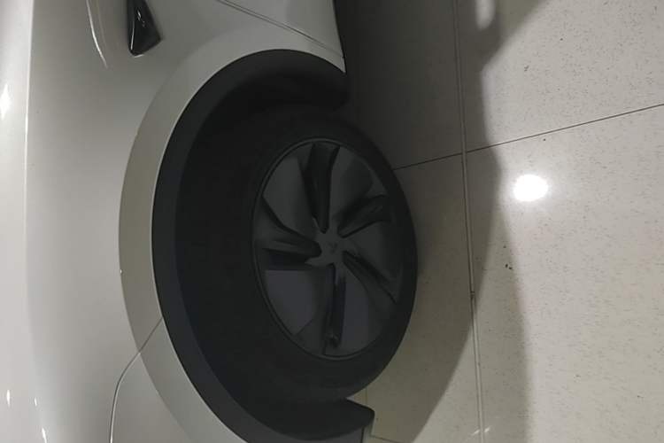 Used Tesla Model Y 2025 Long-Range All-Wheel-Drive Version Left Front Wheel Hub