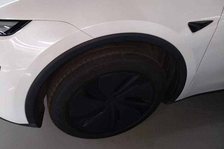 Used Tesla Model Y 2025 Rear-Wheel Drive First Edition Left Front Wheel Hub