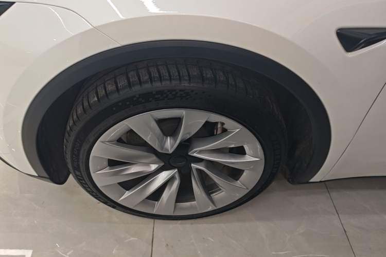 Used Tesla Model Y 2025 Long-Range All-Wheel Drive First Edition Left Front Wheel Hub