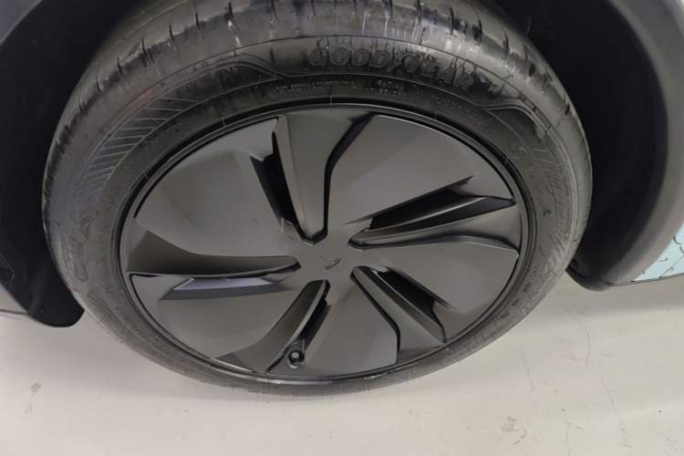 Used Tesla Model Y 2025 Long-Range All-Wheel-Drive Version Left Front Wheel Hub