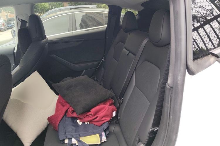 Used Tesla Model Y 2025 Long-Range All-Wheel-Drive Version Left Rear Seat