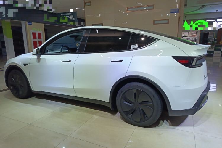 Used Tesla Model Y 2025 Long-Range All-Wheel-Drive Version Left Side
