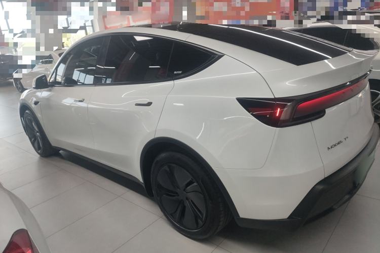 Used Tesla Model Y 2025 Long-Range All-Wheel-Drive Version Left Side
