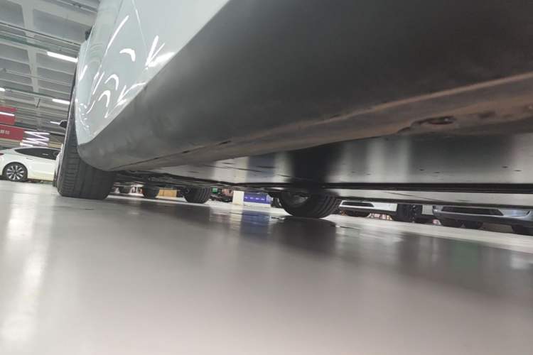 Used Tesla Model Y 2025 Updated Version Long-Range All-Wheel Drive Left Side Sill