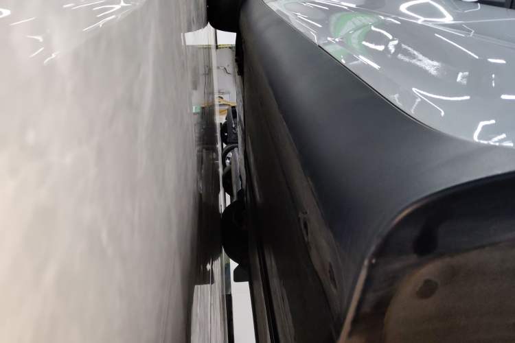 Used Tesla Model Y 2025 Long-Range All-Wheel-Drive Version Left Side Sill