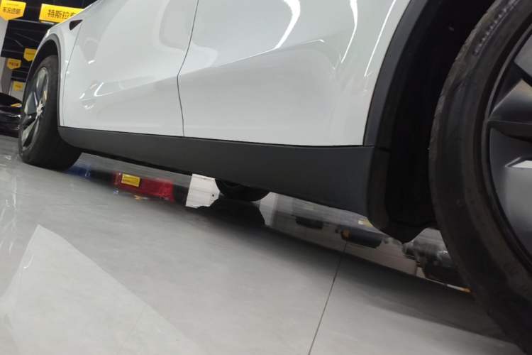 Used Tesla Model Y 2025 Rear-Wheel Drive First Edition Left Side Sill