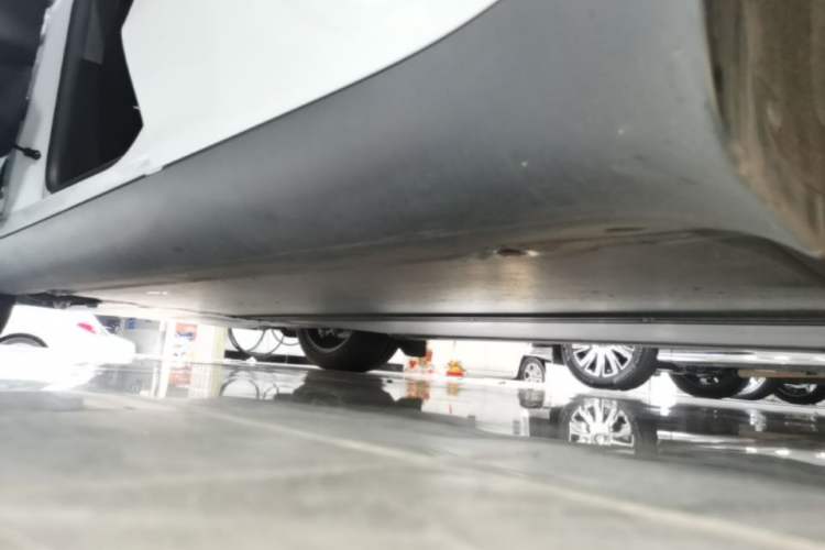 Used Tesla Model Y 2025 Rear-Wheel Drive First Edition Left Side Sill