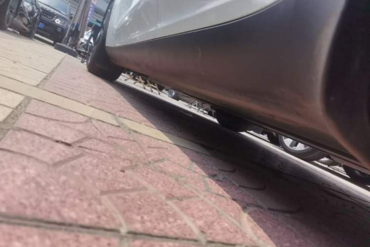 Used Tesla Model Y 2025 Long-Range All-Wheel Drive First Edition Left Side Sill