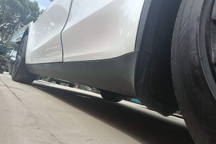 Used Tesla Model Y 2025 Rear-Wheel-Drive Version Left Side Sill