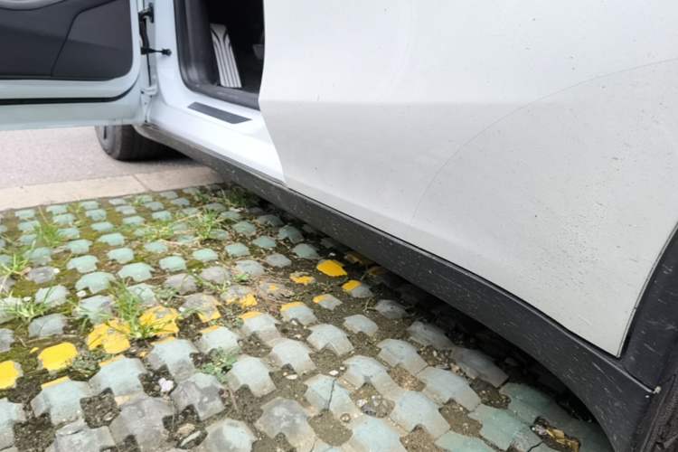 Used Tesla Model Y 2025 Long-Range All-Wheel-Drive Version Left Side Sill