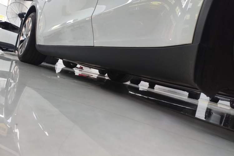 Used Tesla Model Y 2025 Rear-Wheel-Drive Version Left Side Sill