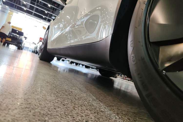 Used Tesla Model Y 2025 Long-Range All-Wheel Drive First Edition Left Side Sill