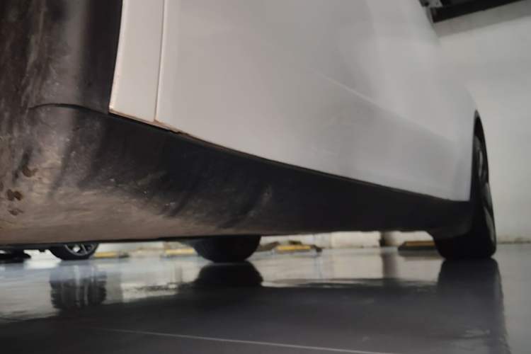 Used Tesla Model Y 2025 Rear-Wheel Drive First Edition Left Side Sill