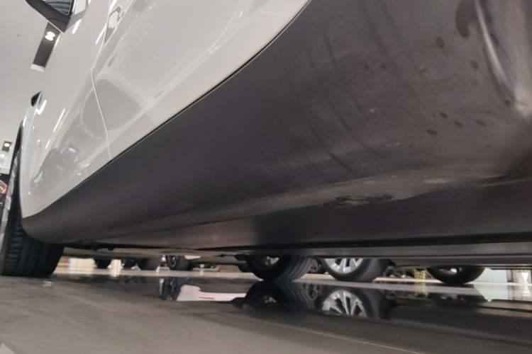 Used Tesla Model Y 2025 Long-Range All-Wheel-Drive Version Left Side Sill