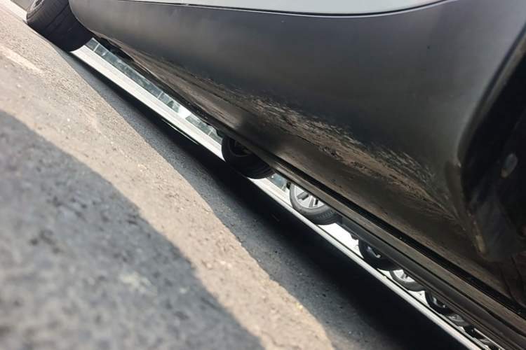 Used Tesla Model Y 2025 Long-Range All-Wheel-Drive Version Left Side Sill