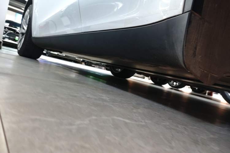 Used Tesla Model Y 2025 Long-Range All-Wheel-Drive Version Left Side Sill