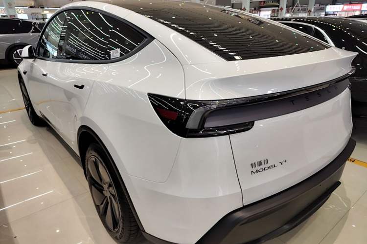 Used Tesla Model Y 2025 Long-Range All-Wheel-Drive Version Rear Left 45 Deg