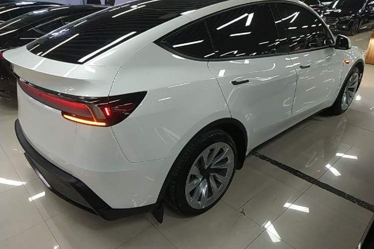 Used Tesla Model Y 2025 Long-Range All-Wheel-Drive Version Rear Right 45 Deg