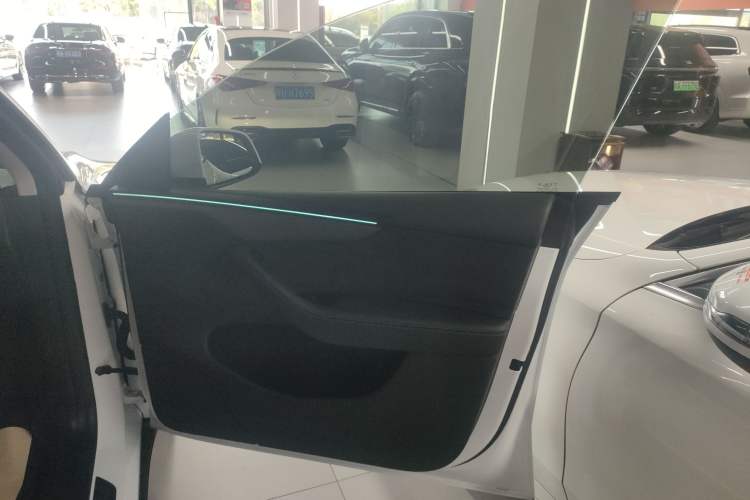Used Tesla Model Y 2025 Long-Range All-Wheel-Drive Version Right Front Door Interior