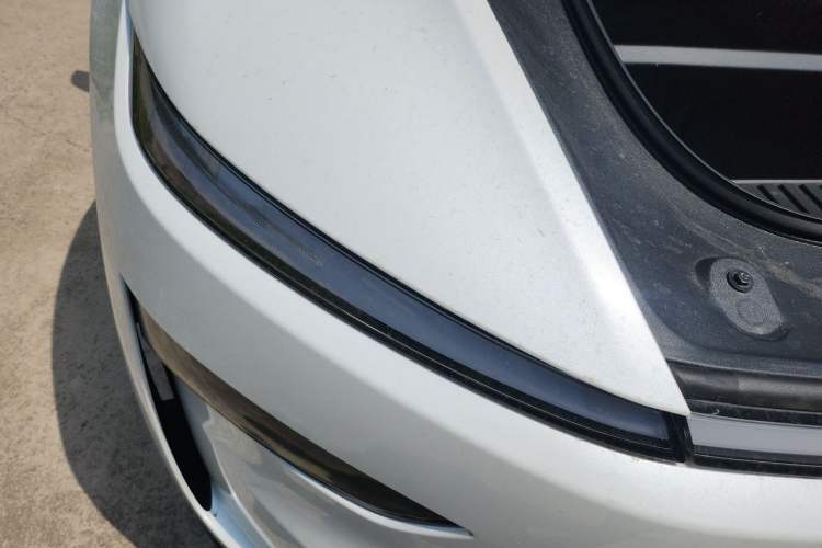 Used Tesla Model Y 2025 Long-Range All-Wheel-Drive Version Right Front Headlight