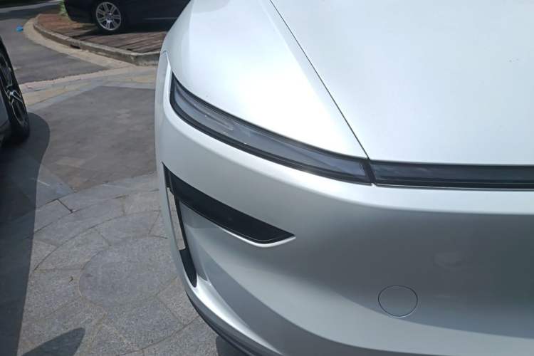 Used Tesla Model Y 2025 Long-Range All-Wheel-Drive Version Right Front Headlight