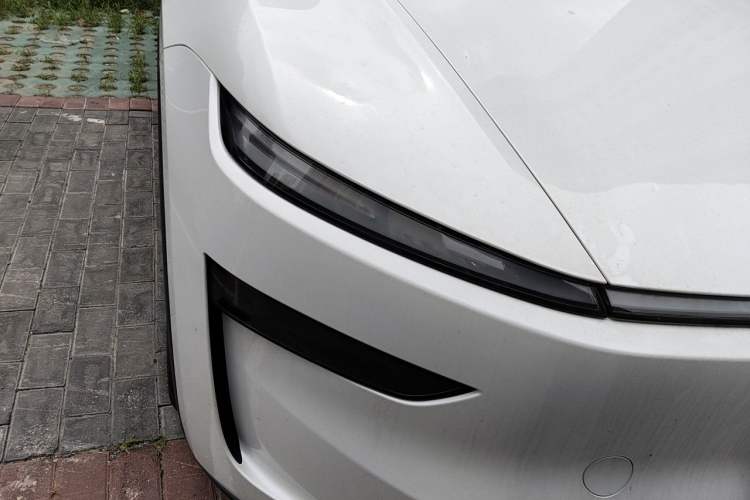 Used Tesla Model Y 2025 Long-Range All-Wheel-Drive Version Right Front Headlight