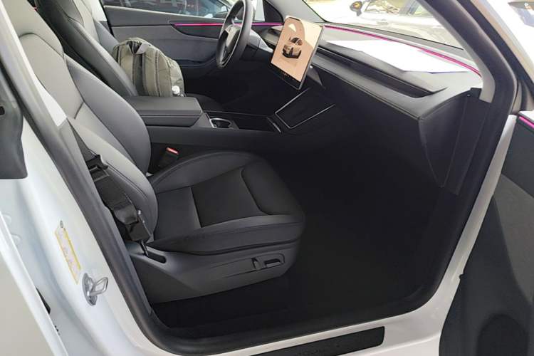 Used Tesla Model Y 2025 Rear-Wheel-Drive Version Right Front Seat