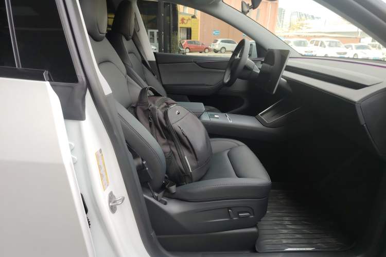 Used Tesla Model Y 2025 Rear-Wheel-Drive Version Right Front Seat