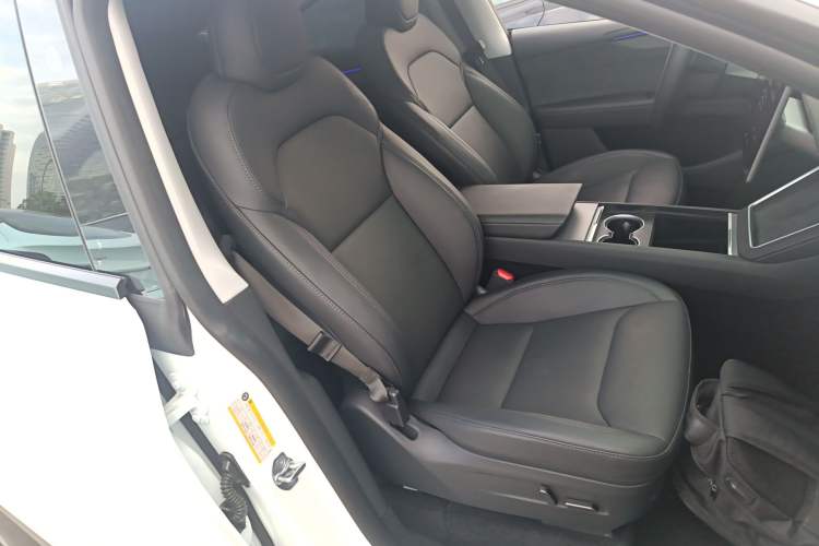 Used Tesla Model Y 2025 Long-Range All-Wheel-Drive Version Right Front Seat