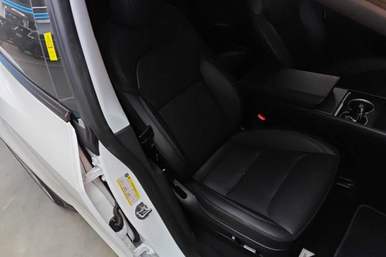 Used Tesla Model Y 2025 Long-Range All-Wheel-Drive Version Right Front Seat