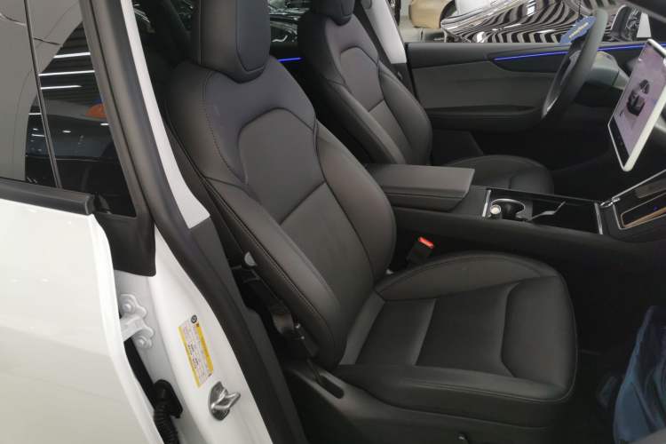 Used Tesla Model Y 2025 Rear-Wheel-Drive Version Right Front Seat