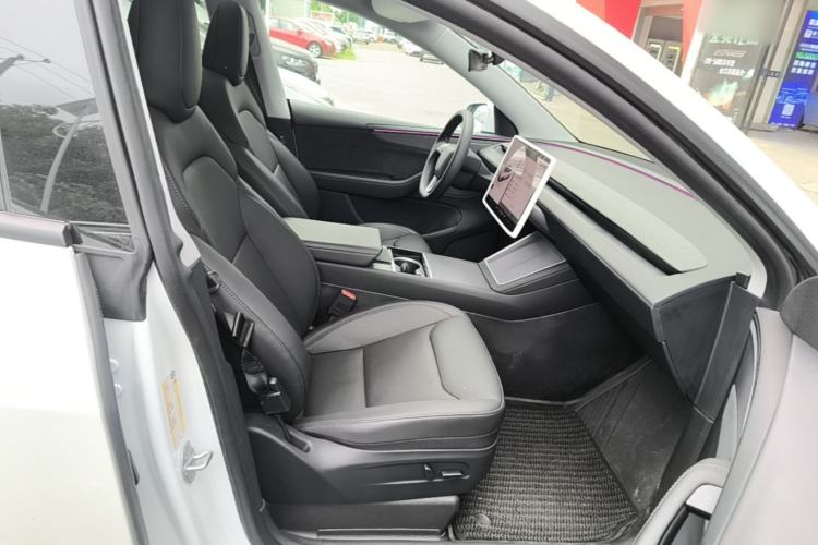Used Tesla Model Y 2025 Long-Range All-Wheel-Drive Version Right Front Seat