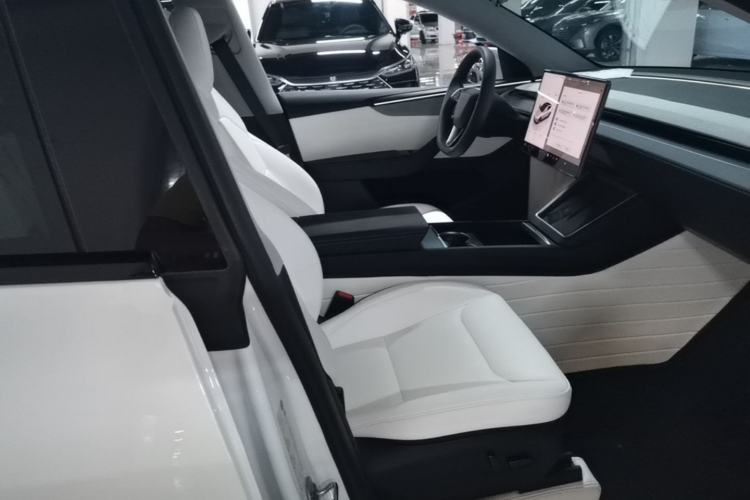 Used Tesla Model Y 2025 Long-Range All-Wheel-Drive Version Right Front Seat