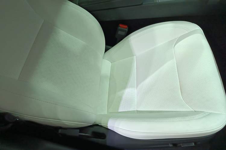 Used Tesla Model Y 2025 Long-Range All-Wheel-Drive Version Right Front Seat