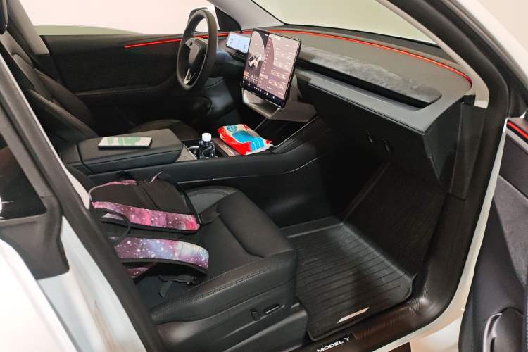 Used Tesla Model Y 2025 Long-Range All-Wheel-Drive Version Right Front Seat