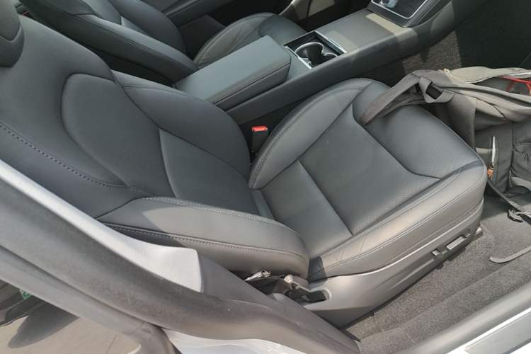 Used Tesla Model Y 2025 Rear-Wheel-Drive Version Right Front Seat